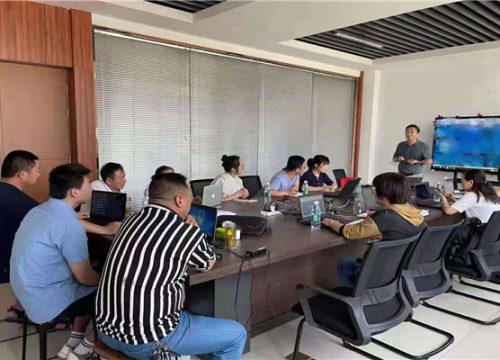 喷涂设备生产线厂家月度会议：’机遇和挑战并存’
